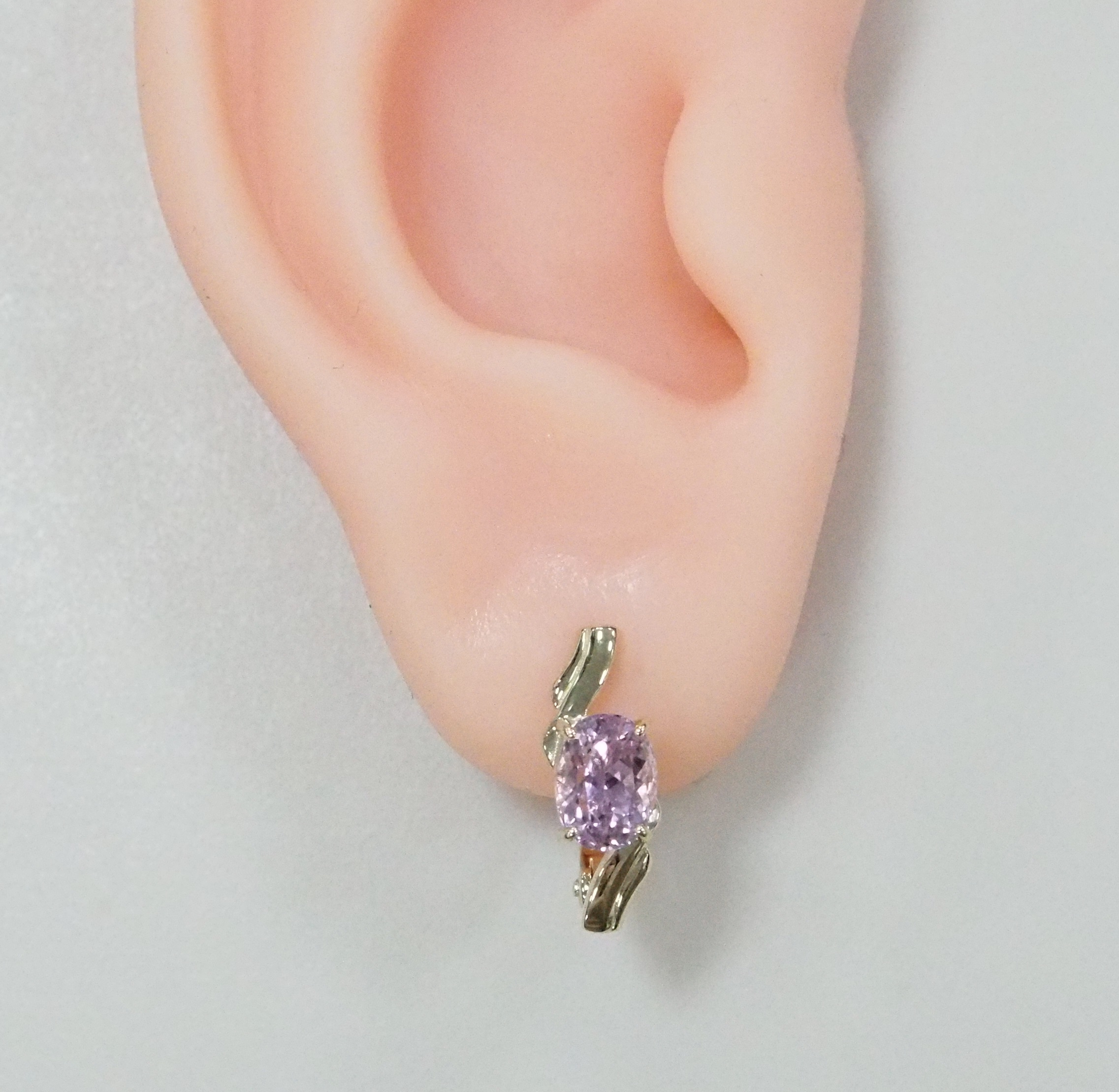 Серьги из желтого золота с кунцитами